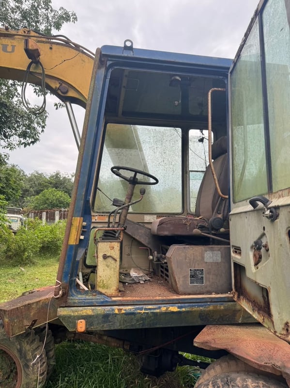 ขายรถแบคโฮล้อยาง PW60-3 ตามสภาพ เน้นโทร 099-4982892