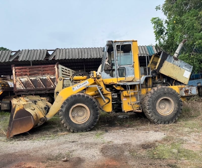 ขายรถตักล้อยาง WA300-1 เดิมๆเล่มทะเบียน เน้นโทร 099-4982892