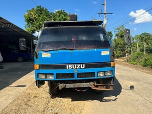 ขายรถ6ล้อท้ท้ายลาดติดเครน2ตันครึ่ง ISUZU 110 พร้อมใช้ เน้นโทร 099-4982892