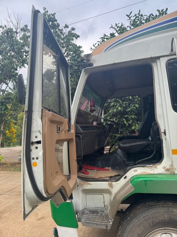 ขายรถ10ล้อหัวลาก MMFN528 ปี46 เดิมๆ เน้นโทร 099-4982892