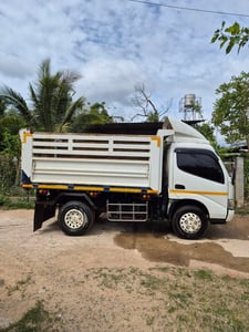 HINO XZU รถบรรทุก 6ล้อ ดั้มพ์ ปี57 ไมล์น้อยมาก 