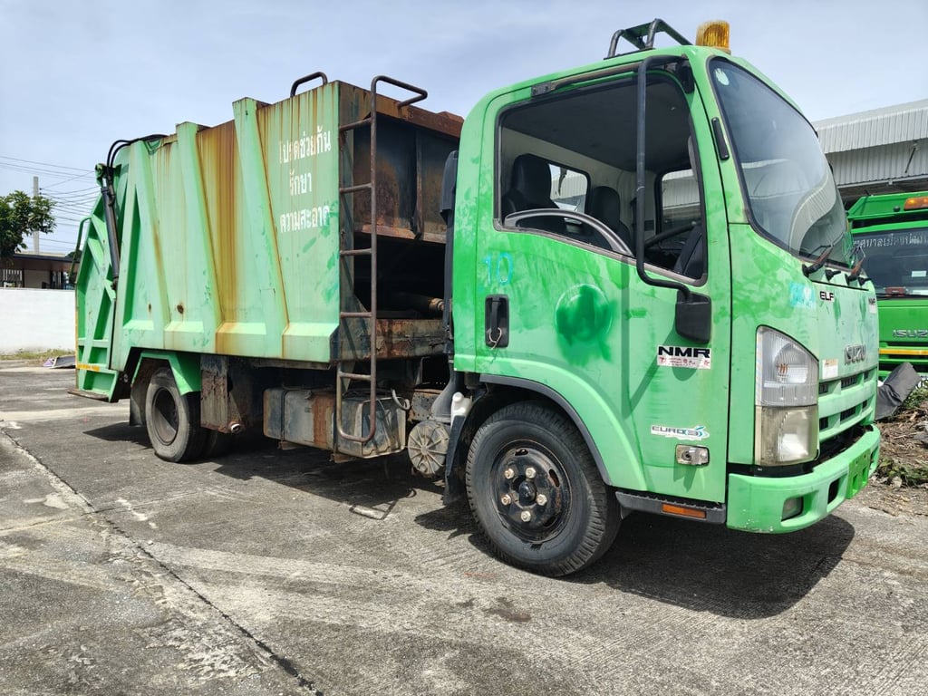 ISUZU NMR 130 รถขยะ 