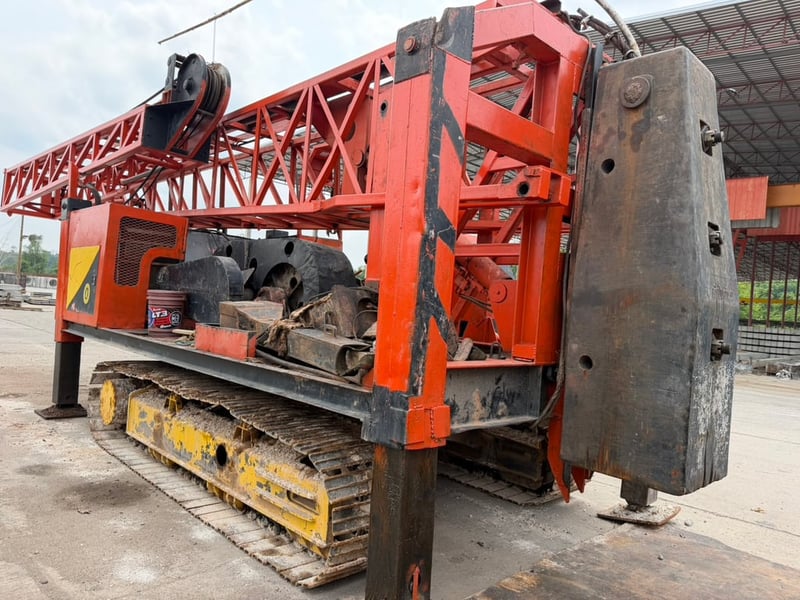 ปั้นจั่น ตอกเสาเข็ม ตีนตะขาบ ขนาดลูกตุ้ม 4.5 ตัน