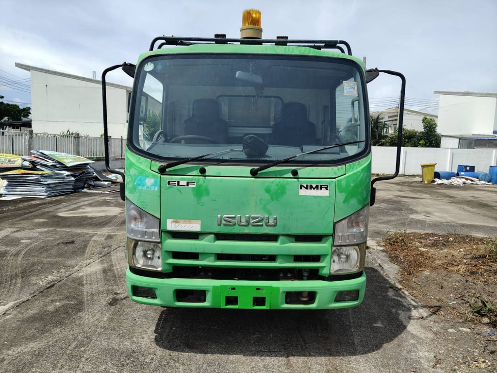 ISUZU NMR 130 รถขยะ 