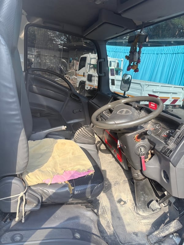 ISUZU NPR รถบรรทุก 6ล้อ กระบะยาว 4.3 ปี 57 ISUZU NPR รถบรรทุก 6ล้อ กระบะยาว 4.3 ปี 57