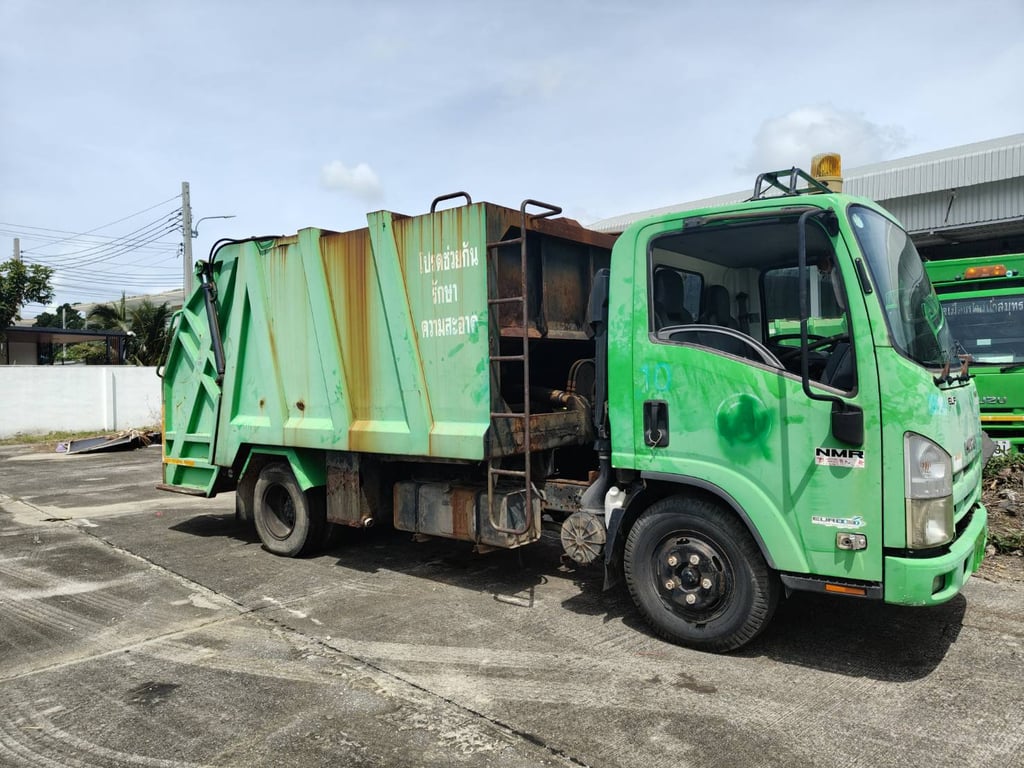 ISUZU NMR 130 รถขยะ 