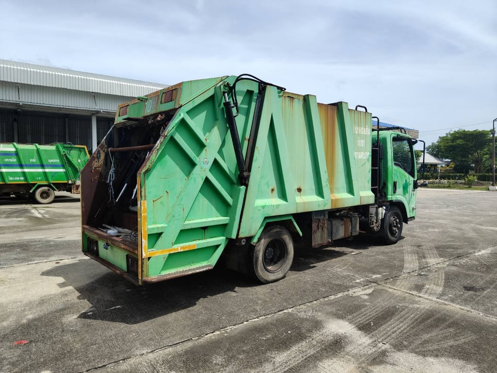ISUZU NMR 130 รถขยะ 