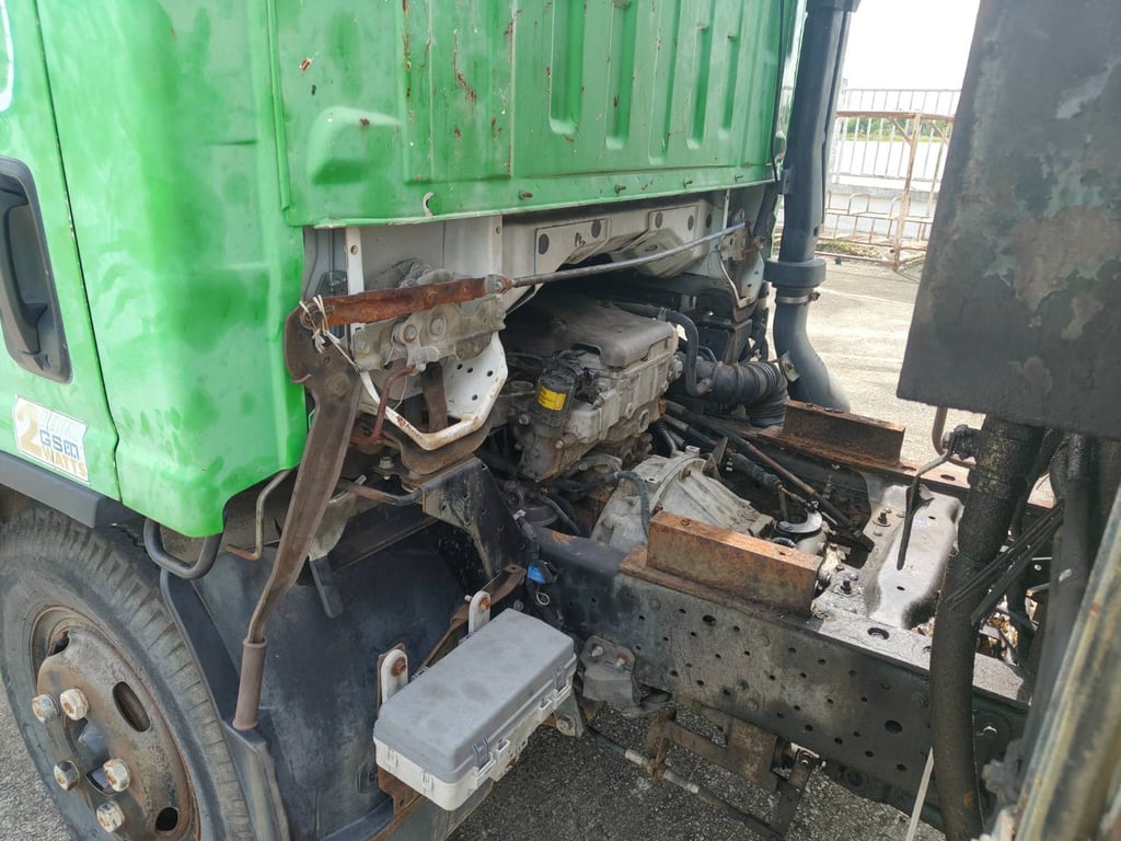 ISUZU NMR 130 รถขยะ 