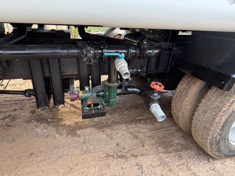 ขาย 550,000 บาท สิบล้อ Isuzu เครื่อง 195 แรง 2 เพลา บรรจุน้ำได้ 15,000 ลิตร มีระบบดูดน้ำ สภาพพร้อมใช้งาน สนใจดูรถที่ร้านเมืองบุรีรัมย์