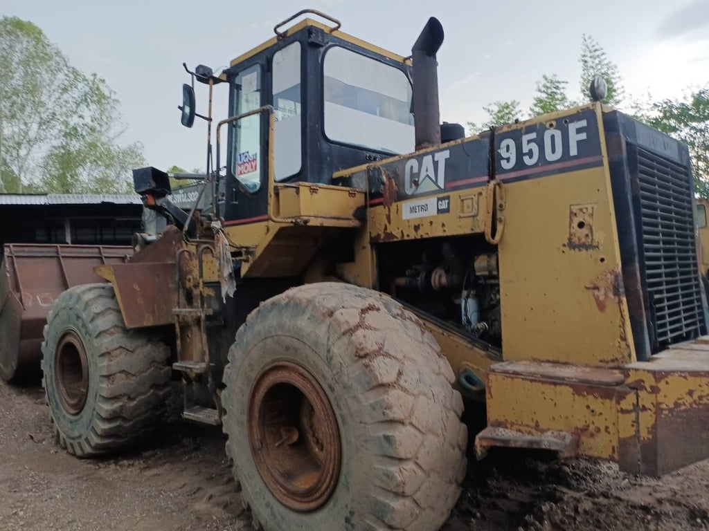 ขาย 470,000 บาท รถตักล้อยาง Cat 950 f 2 สนใจดูรถ 092-608-7999คุณเล็ก