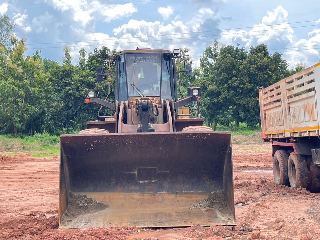 ขาย 470,000 บาท รถตักล้อยาง Cat 950 f 2 สนใจดูรถ 092-608-7999คุณเล็ก