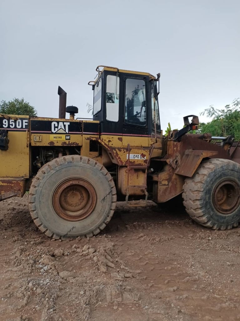 ขาย 470,000 บาท รถตักล้อยาง Cat 950 f 2 สนใจดูรถ 092-608-7999คุณเล็ก