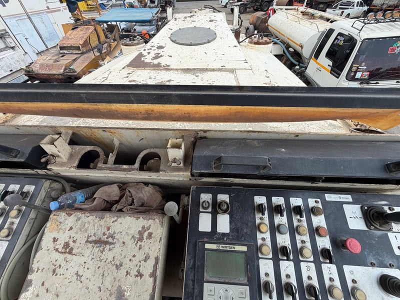 รถกัดถนน