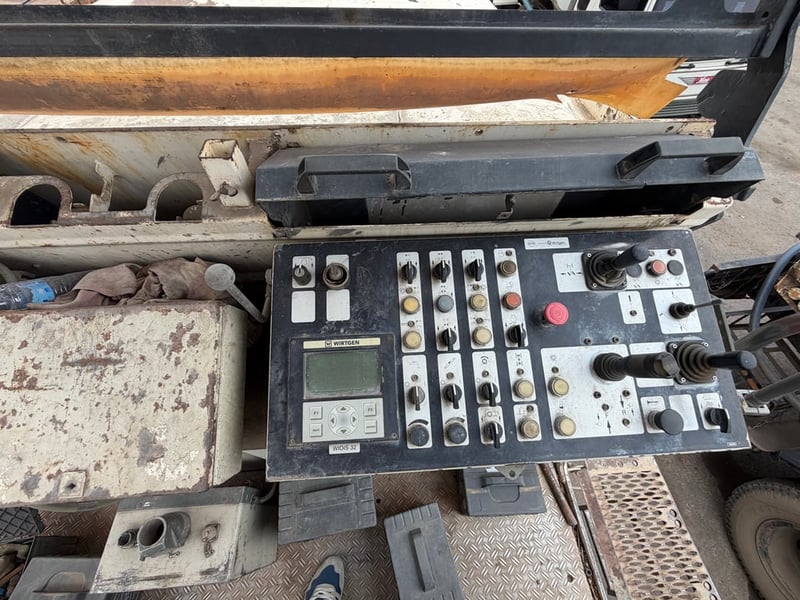 รถกัดถนน