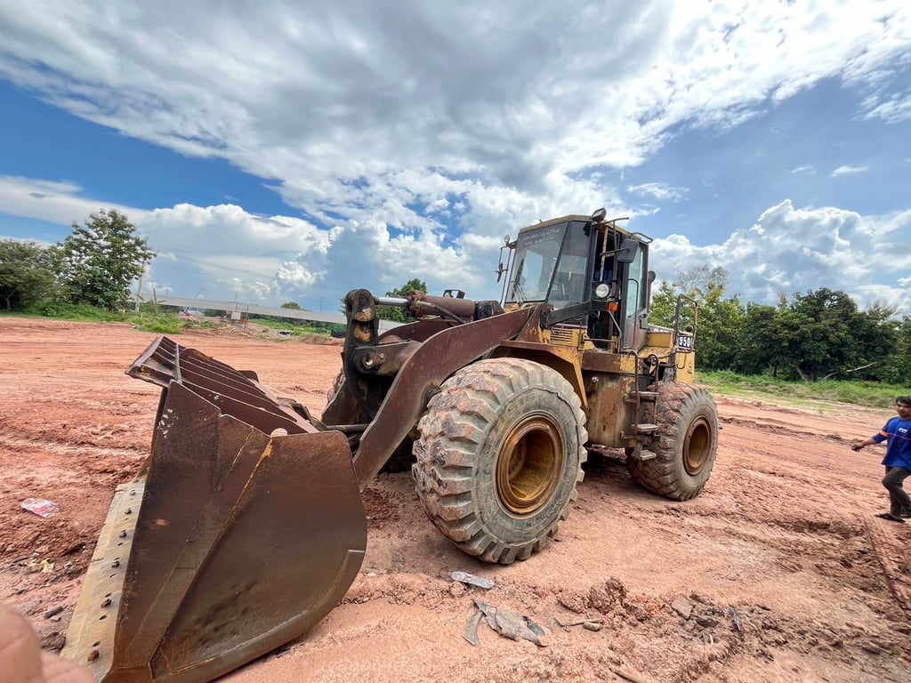 ขาย 470,000 บาท รถตักล้อยาง Cat 950 f 2 สนใจดูรถ 092-608-7999คุณเล็ก