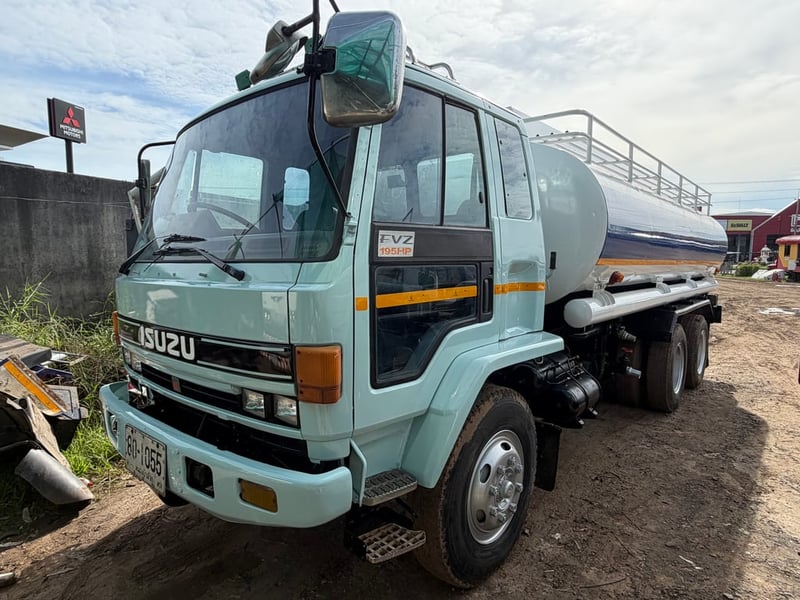 ขาย 550,000 บาท สิบล้อ Isuzu เครื่อง 195 แรง 2 เพลา บรรจุน้ำได้ 15,000 ลิตร มีระบบดูดน้ำ สภาพพร้อมใช้งาน สนใจดูรถที่ร้านเมืองบุรีรัมย์