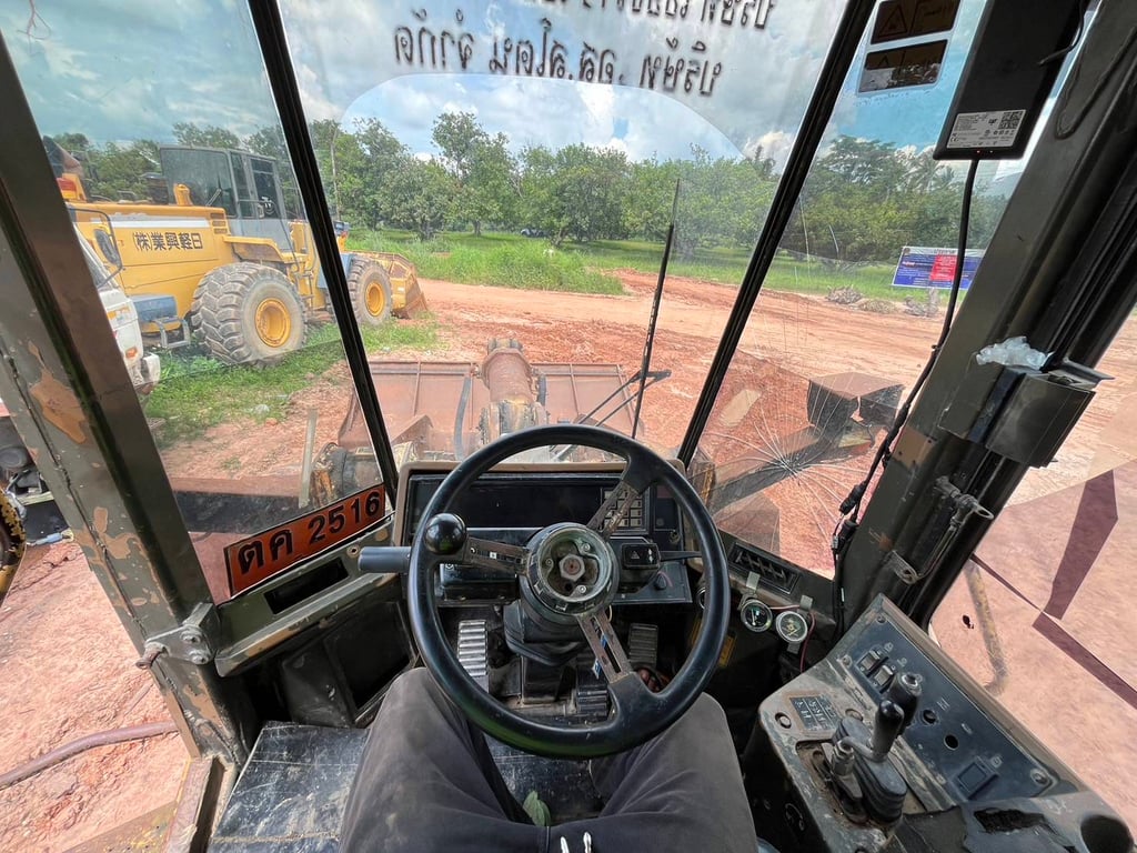 ขาย 470,000 บาท รถตักล้อยาง Cat 950 f 2 สนใจดูรถ 092-608-7999คุณเล็ก
