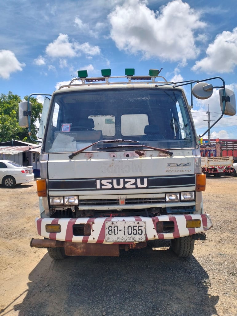 ขาย 480,000 บาท สิบล้อ Isuzu เครื่อง 195 แรง 2 เพลา บรรจุน้ำได้ 15,000 ลิตร มีระบบดูดน้ำ สภาพพร้อมใช้งาน สนใจดูรถที่ร้านเมืองบุรีรัมย์