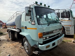 ขาย 550,000 บาท สิบล้อ Isuzu เครื่อง 195 แรง 2 เพลา บรรจุน้ำได้ 15,000 ลิตร มีระบบดูดน้ำ สภาพพร้อมใช้งาน สนใจดูรถที่ร้านเมืองบุรีรัมย์