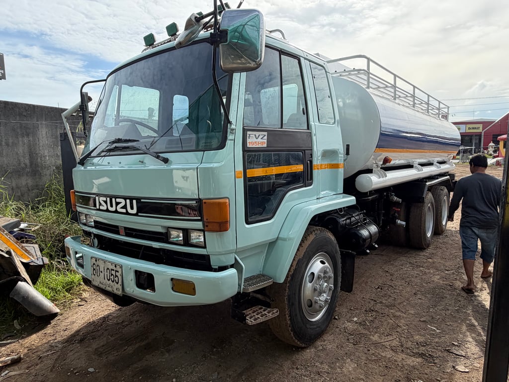 ขาย 550,000 บาท สิบล้อ Isuzu เครื่อง 195 แรง 2 เพลา บรรจุน้ำได้ 15,000 ลิตร มีระบบดูดน้ำ สภาพพร้อมใช้งาน สนใจดูรถที่ร้านเมืองบุรีรัมย์ ขาย 550,000 บาท สิบล้อ Isuzu เครื่อง 195 แรง 2 เพลา บรรจุน้ำได้ 15,000 ลิตร มีระบบดูดน้ำ สภาพพร้อมใช้งาน สนใจดูรถที่ร้านเมืองบุรีรัมย์