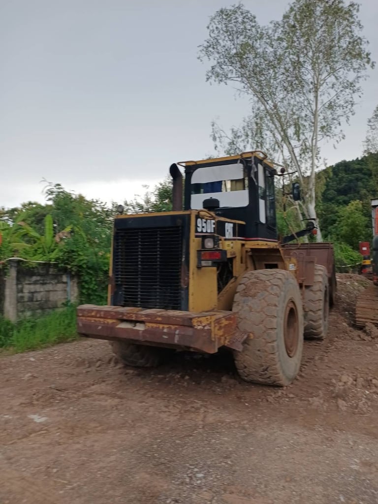 ขาย 470,000 บาท รถตักล้อยาง Cat 950 f 2 สนใจดูรถ 092-608-7999คุณเล็ก