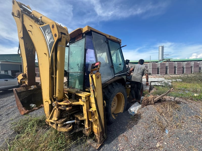 CAT424D ตักหน้าขุดหลังจอดนานเอกสารมีขายตามสภาพ เพลาเดียว ขาย 195000บาท 