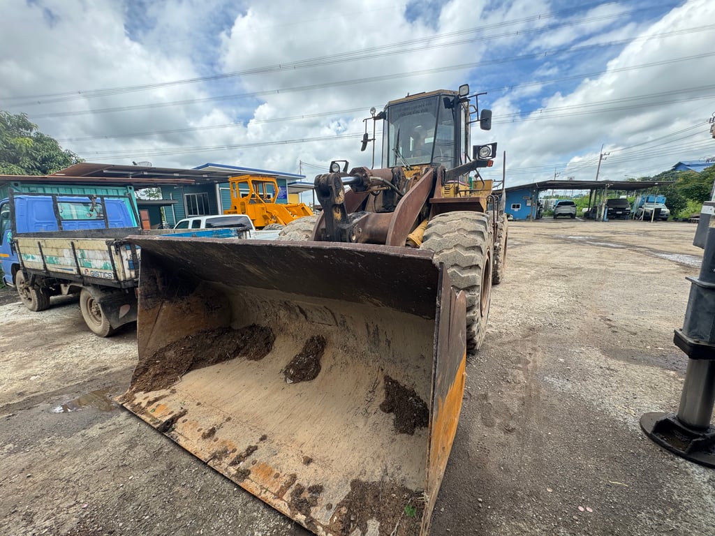 ขาย 470,000 บาท รถตักล้อยาง Cat 950 f 2 สนใจดูรถ 092-608-7999คุณเล็ก