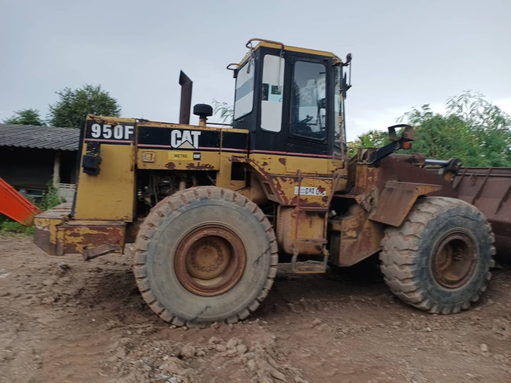 ขาย 470,000 บาท รถตักล้อยาง Cat 950 f 2 สนใจดูรถ 092-608-7999คุณเล็ก