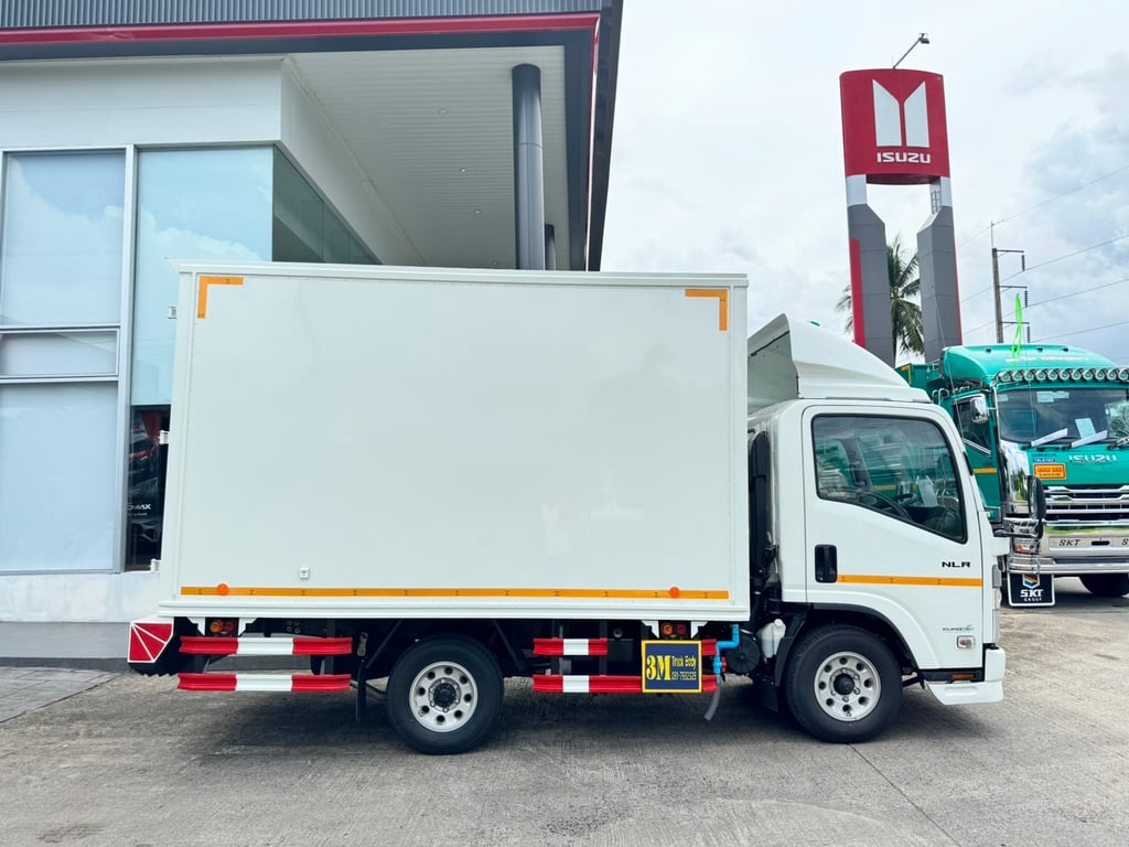ISUZU NLR 104แรงม้า รถบรรทุก 4ล้อ พื้นเรียบ ปี2024 เลขไมล์น้อยกว่า 10,000 กม.