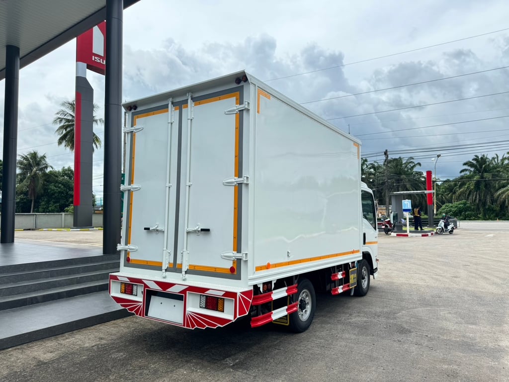 ISUZU NLR 104แรงม้า รถบรรทุก 4ล้อ พื้นเรียบ ปี2024 เลขไมล์น้อยกว่า 10,000 กม.