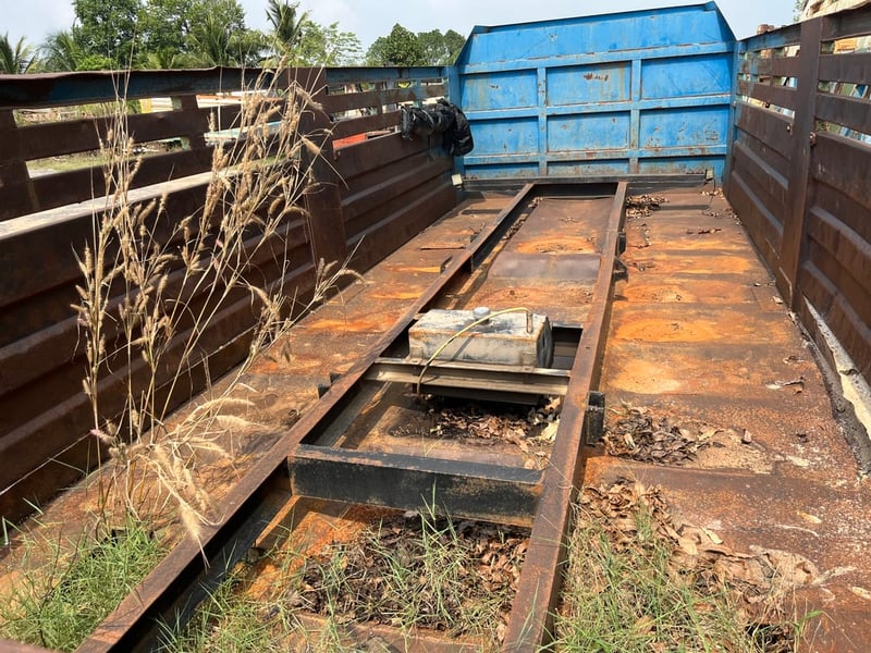 กระบะดั้ม คัสสีเทียน 84 เซนติเมตร  ขนาด 6.1x2.5x1.3 เมตร  พื้นสวย  ไม่มีกระบอกดั้ม โทร 0868449044