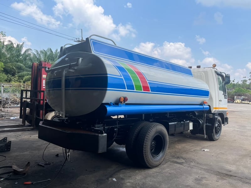 HINO FC 150แรงม้า รถบรรทุก 6ล้อ บรรทุกน้ำ ปี2004 เลขไมล์น้อยกว่า 500,000 กม.เล่ม ม.79 โทร 0868449044