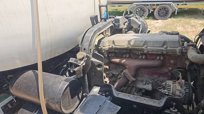 HINO FC 150แรงม้า รถบรรทุก 6ล้อ บรรทุกน้ำ ปี2004 เลขไมล์น้อยกว่า 500,000 กม.เล่ม ม.79 โทร 0868449044