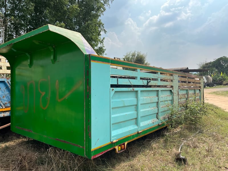 กระบะดั้ม คัสสีเทียน 84 เซนติเมตร  ขนาด 6.1x2.5x1.3 เมตร  พื้นสวย  ไม่มีกระบอกดั้ม โทร 0868449044