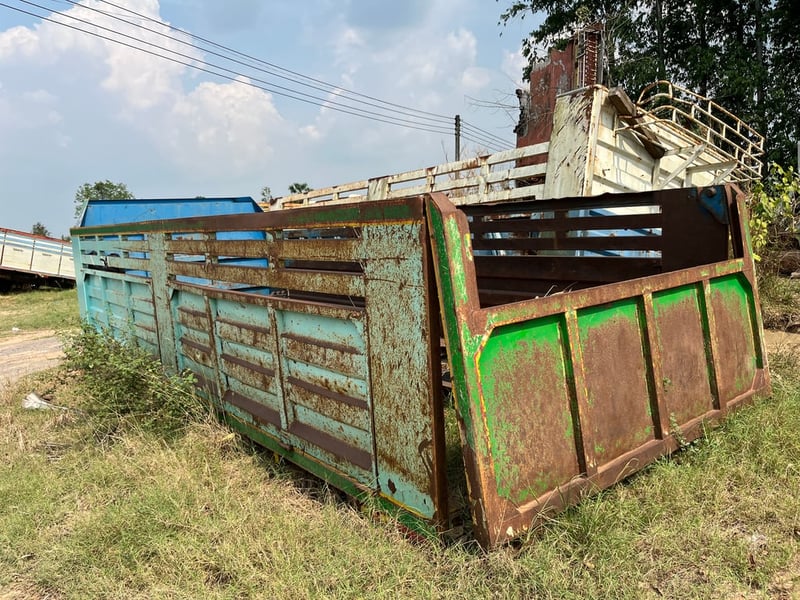 กระบะดั้ม คัสสีเทียน 84 เซนติเมตร  ขนาด 6.1x2.5x1.3 เมตร  พื้นสวย  ไม่มีกระบอกดั้ม โทร 0868449044