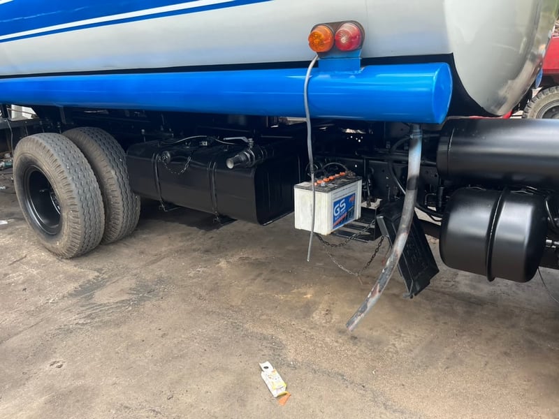 HINO FC 150แรงม้า รถบรรทุก 6ล้อ บรรทุกน้ำ ปี2004 เลขไมล์น้อยกว่า 500,000 กม.เล่ม ม.79 โทร 0868449044