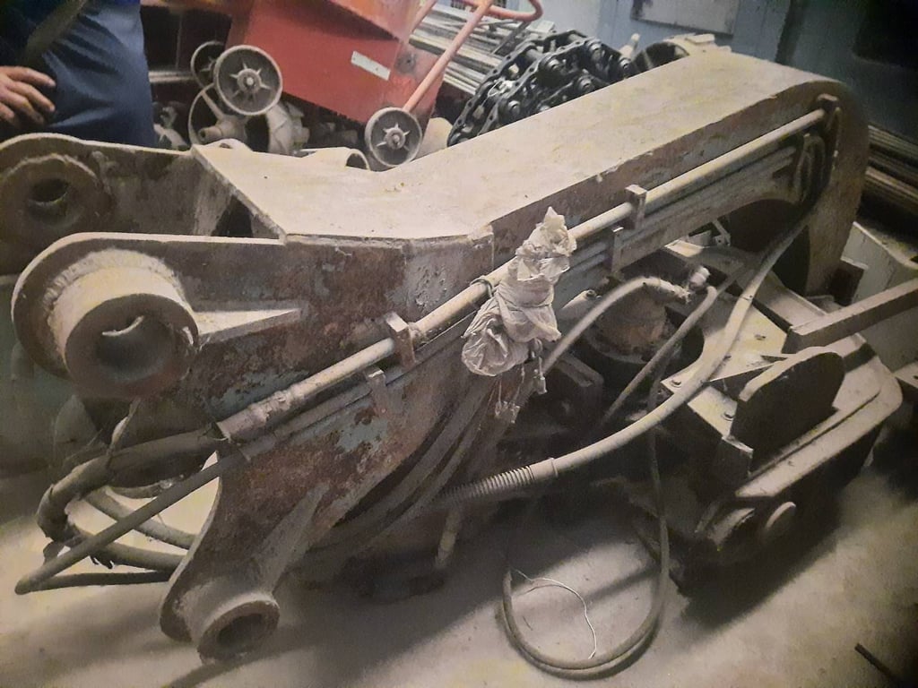 หัวคีบ วายโบ ใส่ แมคโค 300 สภาพดี หัวคีบ วายโบ ใส่ แมคโค 300 สภาพดี