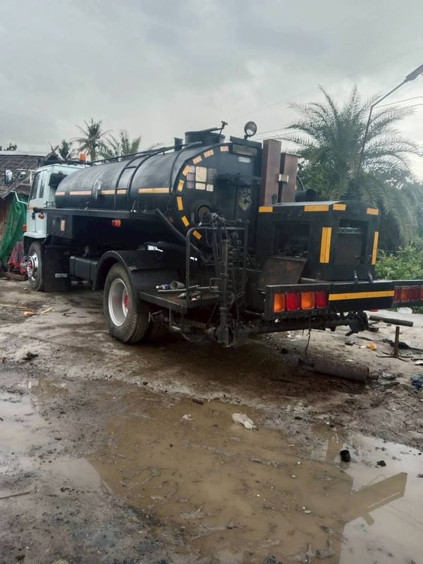 ISUZU FTR23HR 195แรงม้า รถบรรทุก 6ล้อ บรรทุกของเหลวสเปรย์ยาง ISUZU FTR23HR 195แรงม้า รถบรรทุก 6ล้อ บรรทุกของเหลวสเปรย์ยาง