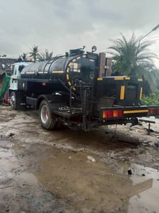 ISUZU FTR23HR 195แรงม้า รถบรรทุก 6ล้อ บรรทุกของเหลวสเปรย์ยาง ISUZU FTR23HR 195แรงม้า รถบรรทุก 6ล้อ บรรทุกของเหลวสเปรย์ยาง