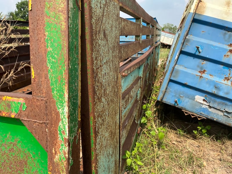 กระบะดั้ม คัสสีเทียน 84 เซนติเมตร  ขนาด 6.1x2.5x1.3 เมตร  พื้นสวย  ไม่มีกระบอกดั้ม โทร 0868449044