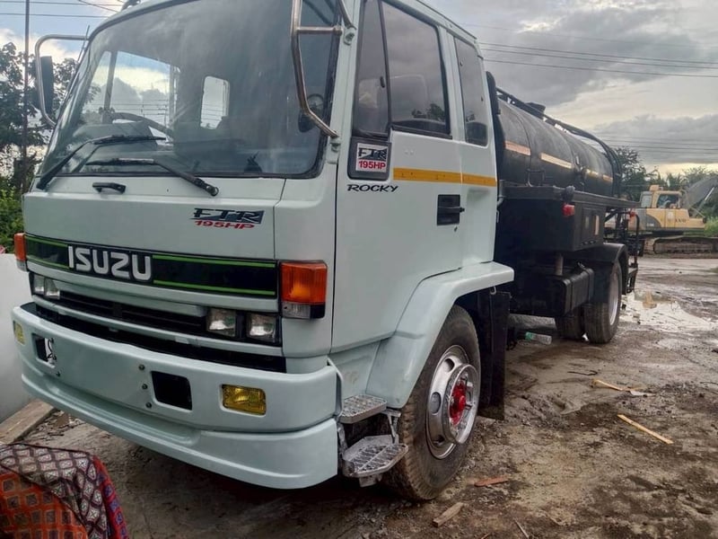 ISUZU FTR23HR 195แรงม้า รถบรรทุก 6ล้อ บรรทุกของเหลวสเปรย์ยาง ISUZU FTR23HR 195แรงม้า รถบรรทุก 6ล้อ บรรทุกของเหลวสเปรย์ยาง