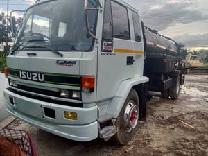 ISUZU FTR23HR 195แรงม้า รถบรรทุก 6ล้อ บรรทุกของเหลวสเปรย์ยาง ISUZU FTR23HR 195แรงม้า รถบรรทุก 6ล้อ บรรทุกของเหลวสเปรย์ยาง