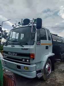 ISUZU FTR23HR 195แรงม้า รถบรรทุก 6ล้อ บรรทุกของเหลวสเปรย์ยาง ISUZU FTR23HR 195แรงม้า รถบรรทุก 6ล้อ บรรทุกของเหลวสเปรย์ยาง
