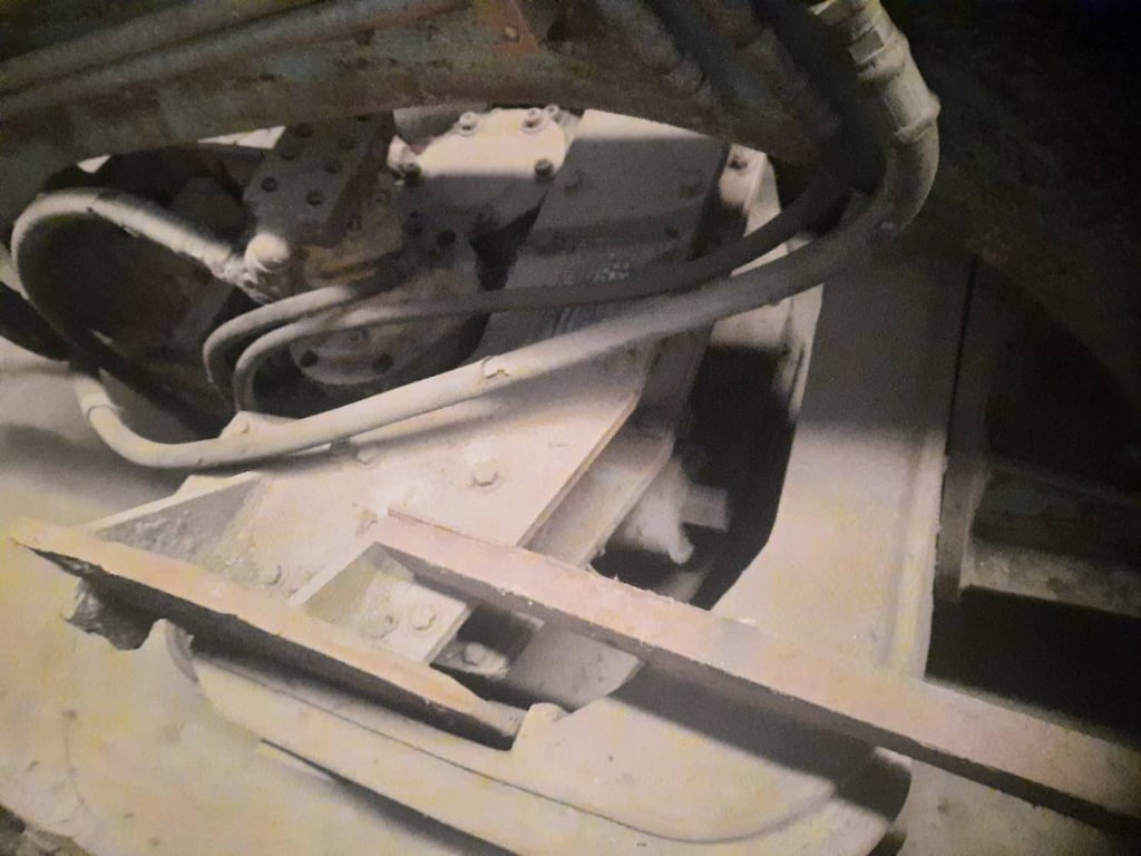 หัวคีบ วายโบ ใส่ แมคโค 300 สภาพดี หัวคีบ วายโบ ใส่ แมคโค 300 สภาพดี