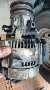 ไดร์ชาร์จหัวจรวด ถอดจากรถตู้หัวจรวด LH112 เครื่อง 3L ครับ มือสอง ของเดิมติดรถครับ ถอดเปลี่ยนเพราะ ฟีนคอย ไหม้กับแผงไดโอด ขับไปไฟแบตโชว์ที่หน้าปัด แต่เร่งเครื่องแล้วไฟแบตที่หน้าปัดดับครับ  เผื่อช่างสนใจ หรือมีคนสนใจเอาไปทำต่อครับ เสื้อนอกยังดี ปั้มยังดี มู่เล่ยังดีครับ ของตามภาพครับ