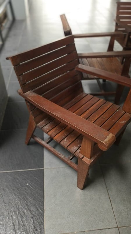 ชุดโต๊ะและเก้าอี้ไม้เนื้อแข็ง งานเก่า มีโต๊ะกลาง 1 ตัวขนาดหน้าโต๊ะ 130 x 60.5 ซม. สองชั้น สูง 52 ซม. และช 6 ตัว ตามภาพ สวย คลาสสิก ยกชุด 8500 ของอ.เมืองอยู่สนใจทักได้จ้า