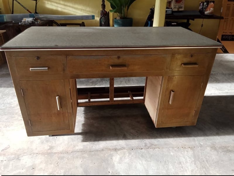 ✨️ราคาสุดท้ายครับ  โต๊ะไม้เก่า โครงไม้สัก อีกด้านเป็นกระจก อีกด้านลิ้นชัก งานเก่า ตัวใหญ่ๆครับ หนักมากๆ สี่คนยก ขนาด กว้าง 80.5 ซม. ยาว. 172 ซม. สูง 96.5 ซม. ครับ สวยๆเก่าๆเลย ไม้เนื้อแข็งครับ สนใจทักๆ แต่งบ้านแต่งร้านได้  ราคาสุดท้ายจริง 2900 บาท นัดรับนะครับ อยู่ ชลบุรี อ.เมืองครับ มายกได้เลยครับ