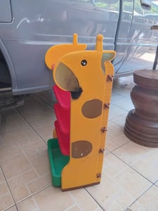 ชั้นวางรองเท้า ใส่ของใช้ ใส่ของเล่นของเด็กๆได้หมดค่ะ รูปยีราฟ ขนาด23×34สูง 7ซม. งายดีพลาสติกดี สีสวยสดใส ถอดประกอบได้นะคะ  ใช้ตั้งแต่ลูกสาวเด็ก ตอนนี้โตแล้ว ส่งต่อ 390 ส่งให้ฟรีค่ะ