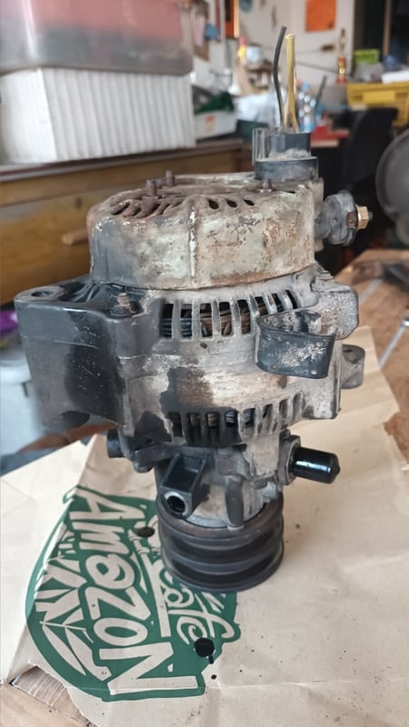 ไดร์ชาร์จหัวจรวด ถอดจากรถตู้หัวจรวด LH112 เครื่อง 3L ครับ มือสอง ของเดิมติดรถครับ ถอดเปลี่ยนเพราะ ฟีนคอย ไหม้กับแผงไดโอด ขับไปไฟแบตโชว์ที่หน้าปัด แต่เร่งเครื่องแล้วไฟแบตที่หน้าปัดดับครับ  เผื่อช่างสนใจ หรือมีคนสนใจเอาไปทำต่อครับ เสื้อนอกยังดี ปั้มยังดี มู่เล่ยังดีครับ ของตามภาพครับ