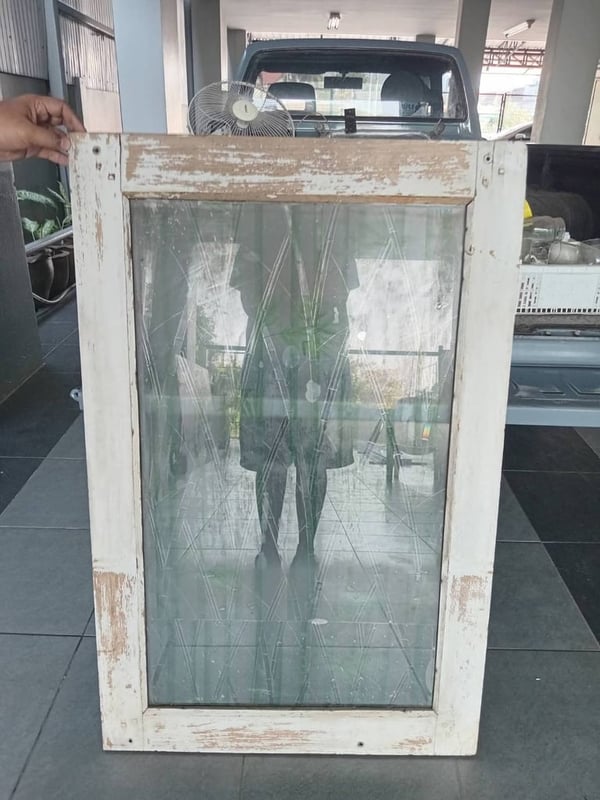 ปรับราคาขายเหมาด่วนๆ บานหน้าต่างไม้สัก ขนาด 70×110ซม.มือสองสภาพสมบูรณ์พร้อมใช้งาน 5บาน